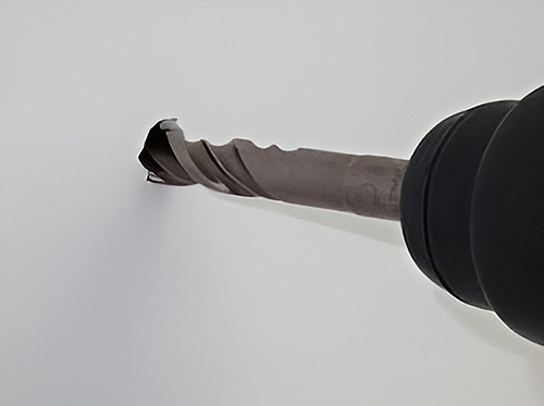 Процесс сверления отверстия под фиксатор