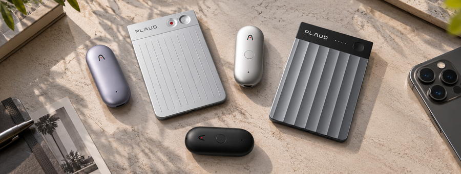 AI-диктофоны Plaud на рабочем столе