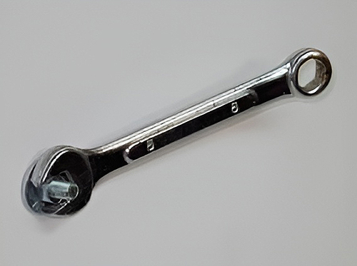 Затягивание гайки фиксатора гаечным ключ