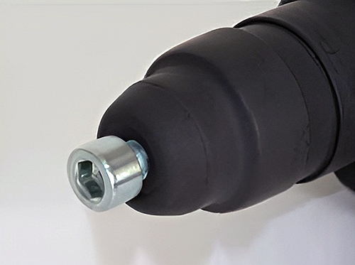 Установка фиксатора в подготовленное отверстие